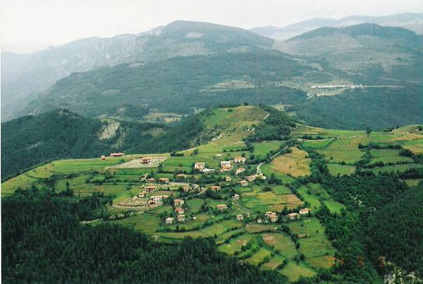 Вид на скалы Белинташ у деревни Врата