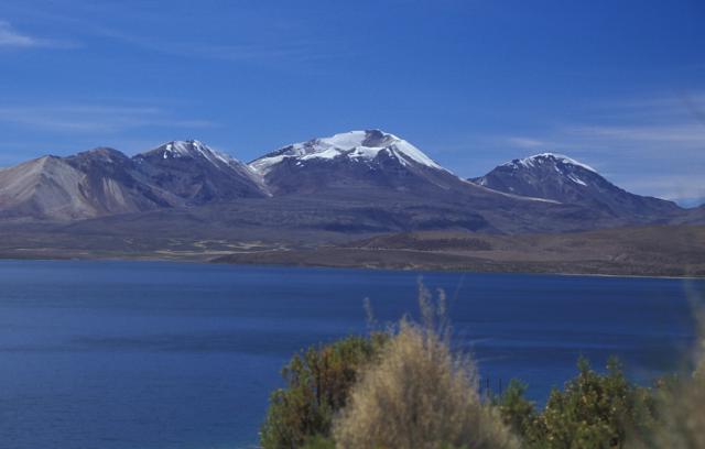 Вид на вулкан Акотанго и озеро Чунгара