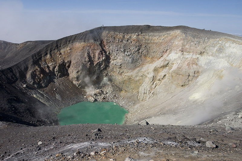 Взрывная воронка в одном из трёх вершинных кратеров