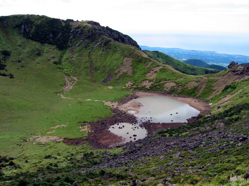 Кратерные озёра на вулкане Халласан