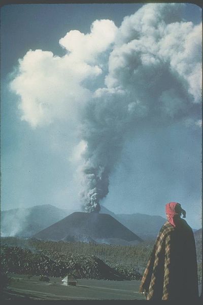 Местные жители наблюдают за извержением Парикутина