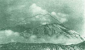 Вулкан Безымянный в апреле 1956 года